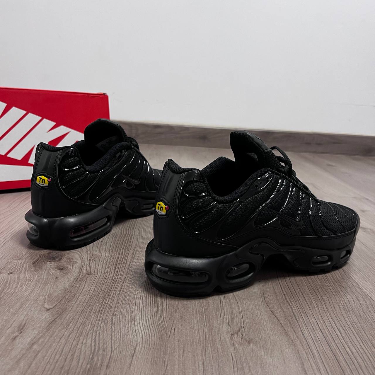 Zapatilla TN Negras