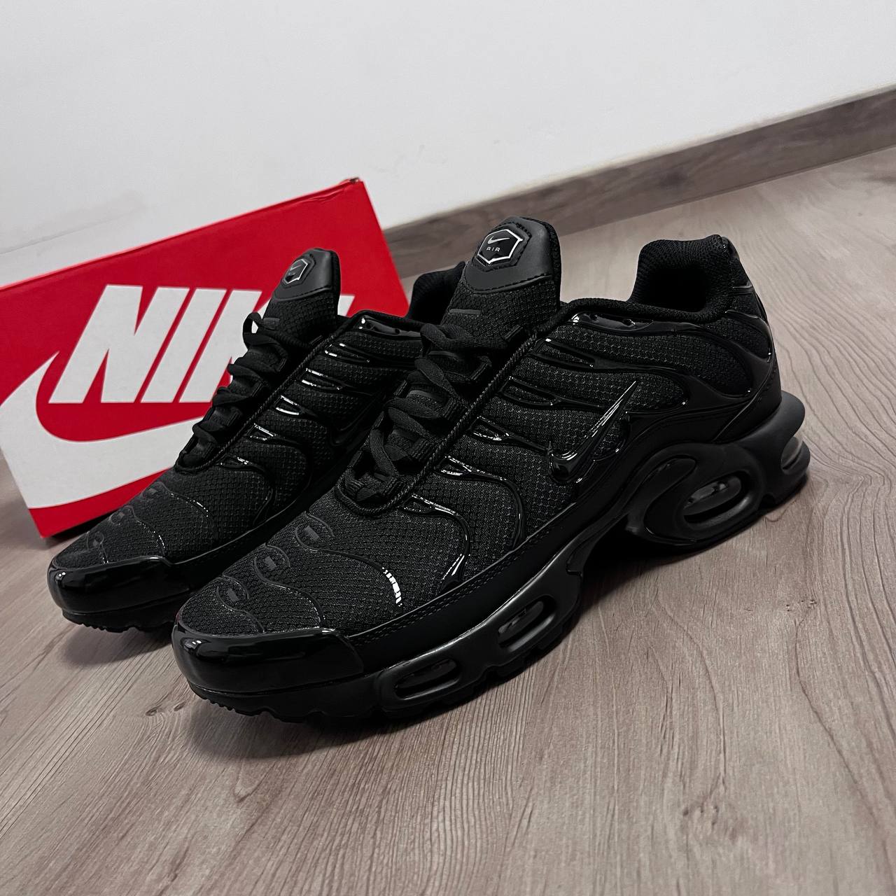 Zapatilla TN Negras